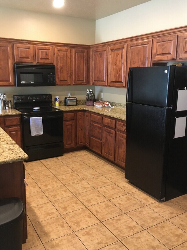 Foto del edificio - "Spacious 3-Bed Townhouse with 2.5 Baths i...
