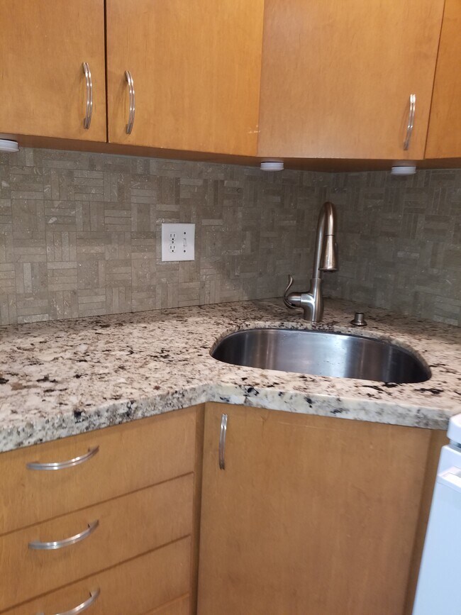 Foto del edificio - 280 S Cypress Rd