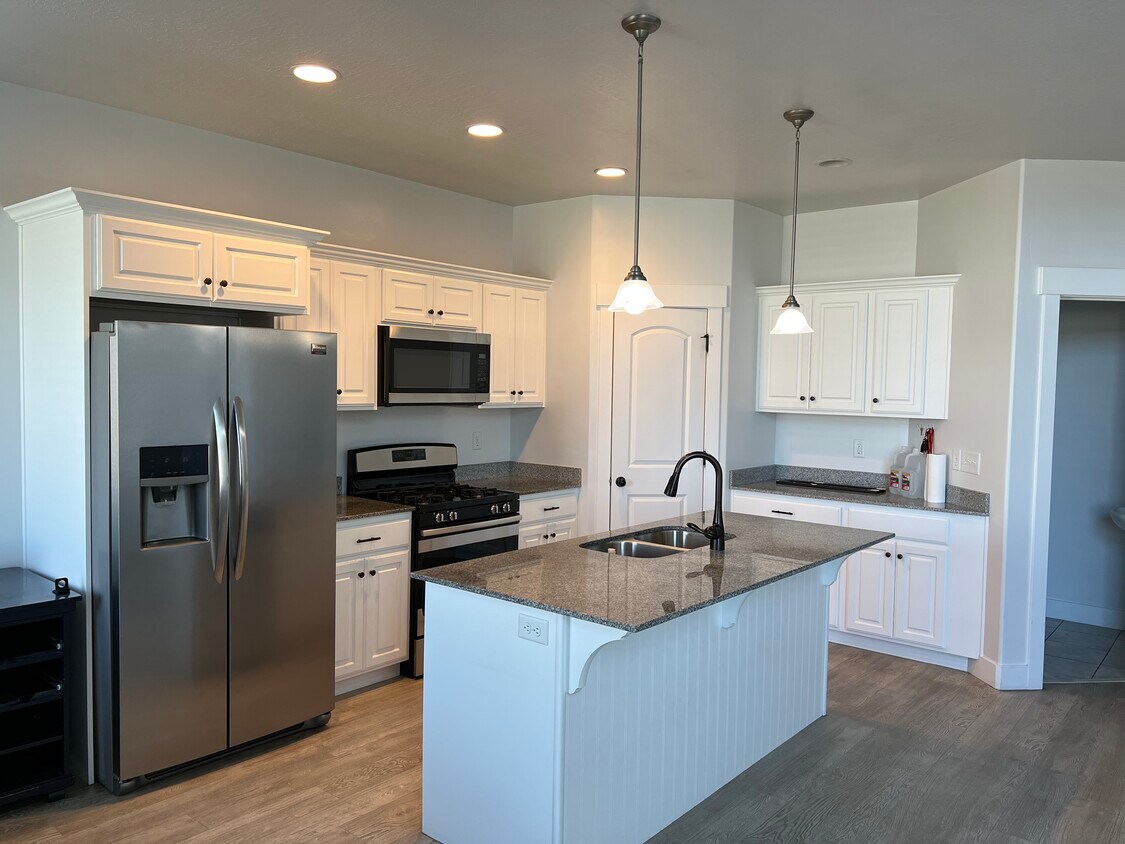 186 W Silver Springs Dr, Vineyard, UT 84059 Townhome Rentals in