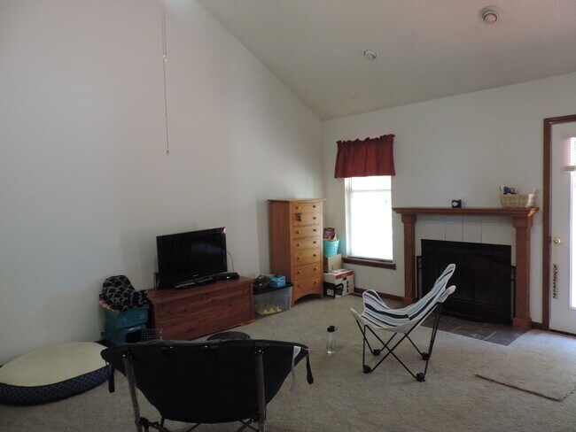 Building Photo - 704 Brookside Dr