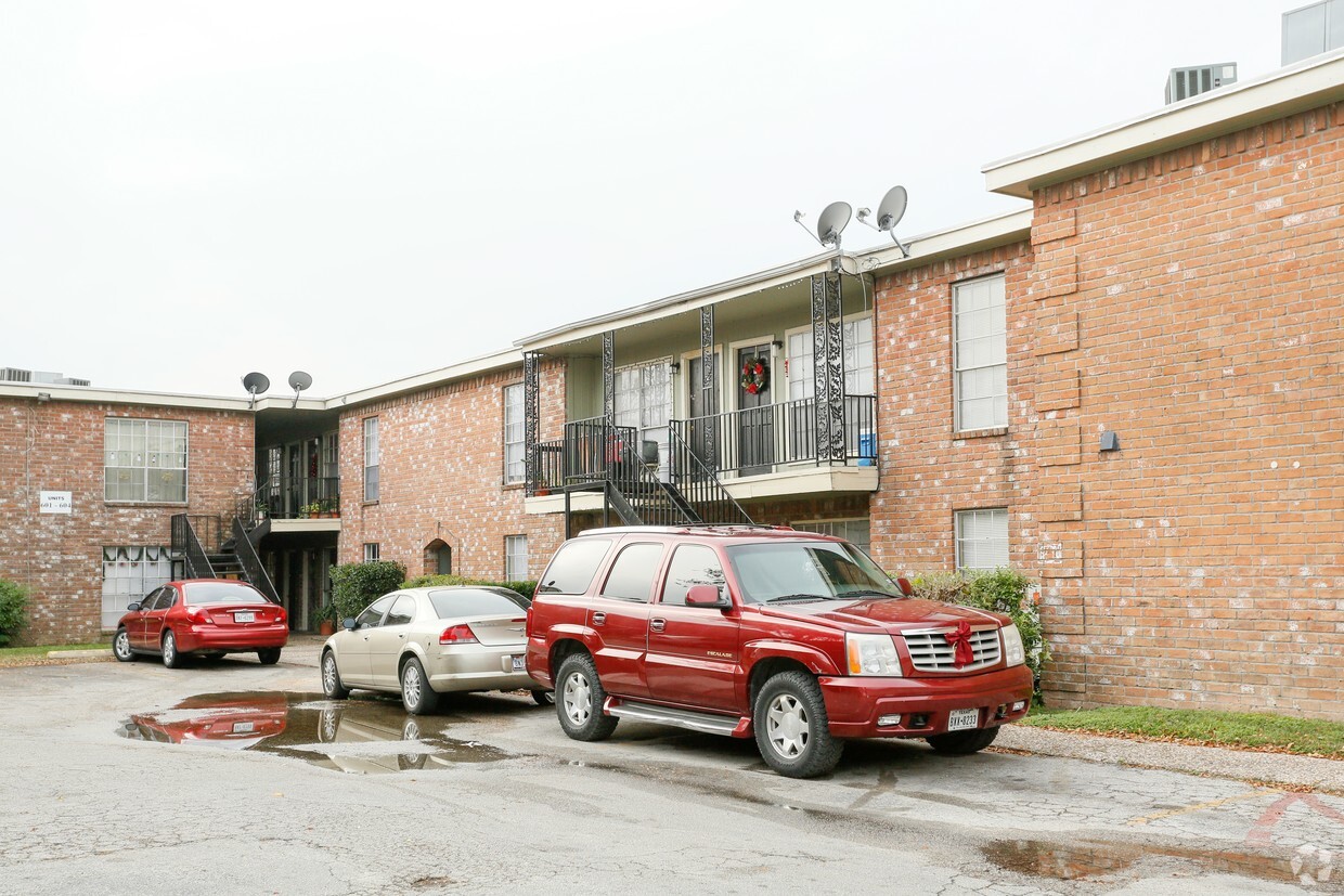 Building Photo - Colony Manor