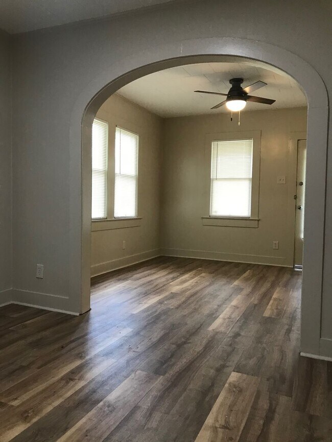 Foto del edificio - 2 bedroom 1 bath home for lease