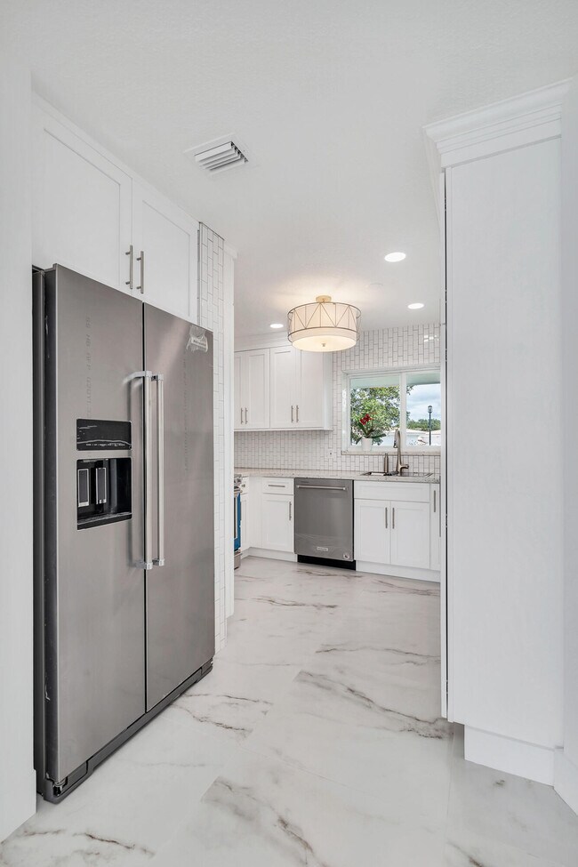 Building Photo - 331 Tequesta Dr