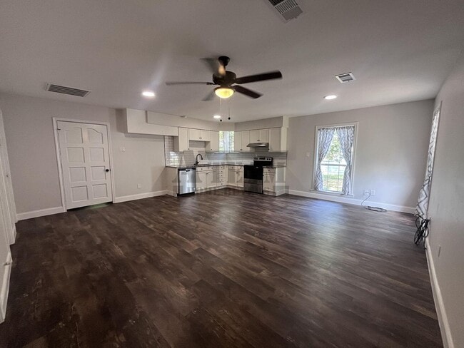 Building Photo - Cozy 3 Bedroom 1 Bathroom with Large Yard