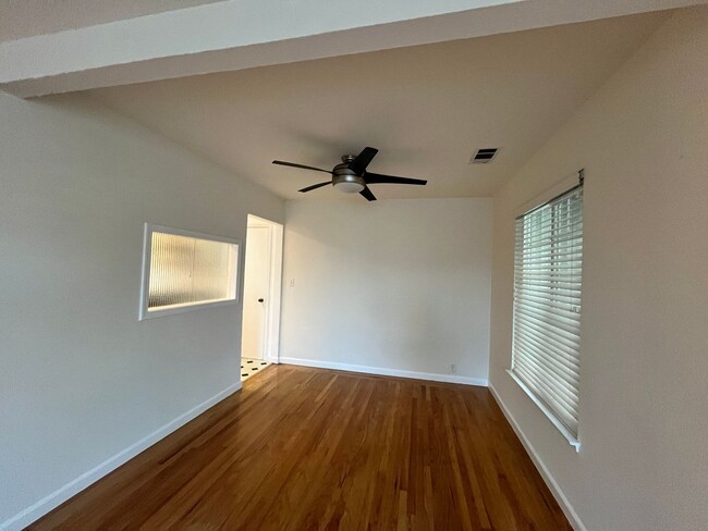 Building Photo - Spacious 3 bedroom 1 bath in San Jose!!