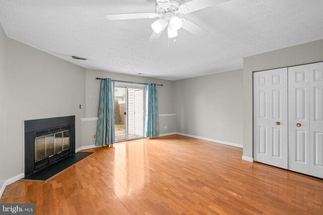 Foto del edificio - 504 Gloucester Ct