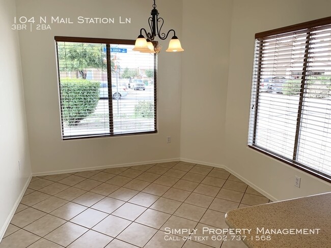 Building Photo - Cute Corner Lot Home!