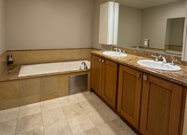 Foto del edificio - 2101 S Beverly Glen Blvd