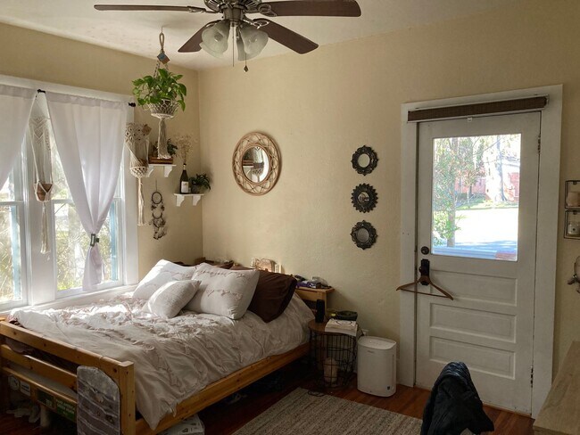 Foto del edificio - Beautiful, Large 3 Bedroom House Steps fro...