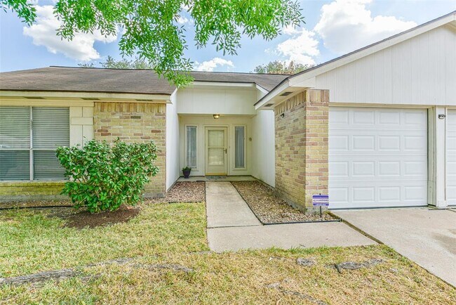 Building Photo - 16735 Maplemont Dr