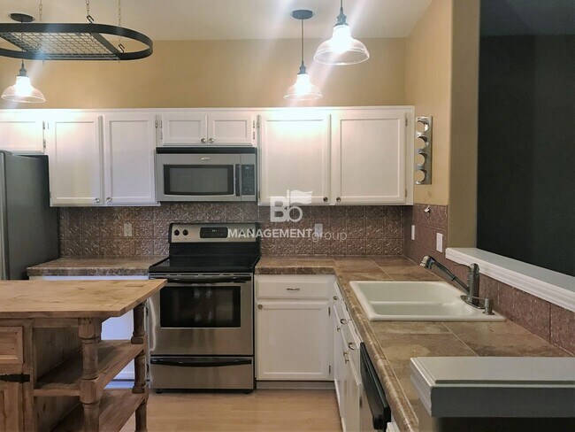 Building Photo - Stunning Townhome Near Progress Ridge! Gou...