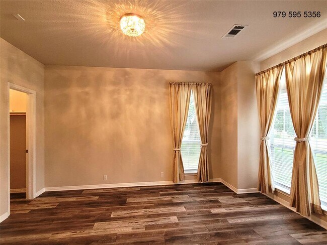 Foto del edificio - 8504 Young Ln