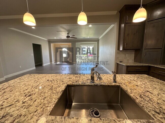 Foto del edificio - 7604 Crestline Dr