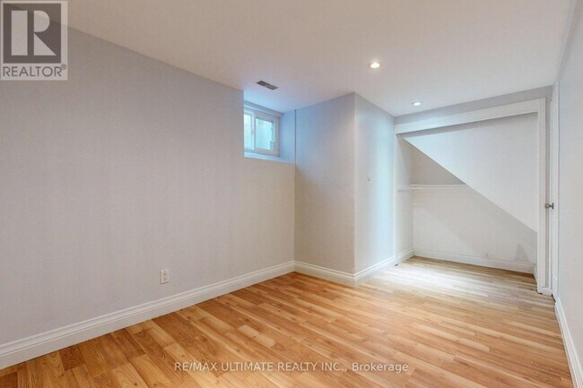 Photo du bâtiment - 470 Oriole Pkwy