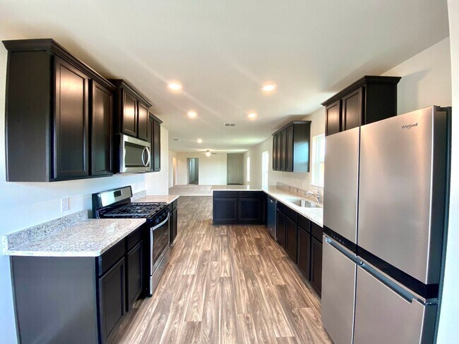 Foto del edificio - Brand new 4 bedroom, 2 bath home in the Pr...