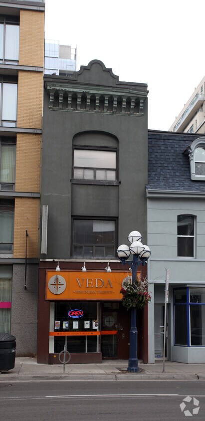 Photo du bâtiment - 874 Yonge St