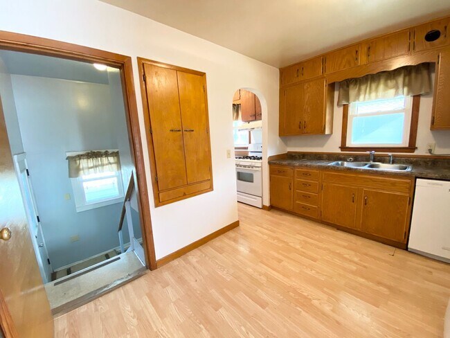 Building Photo - 4 Bed 2 Bath House! Fenced in yard!
