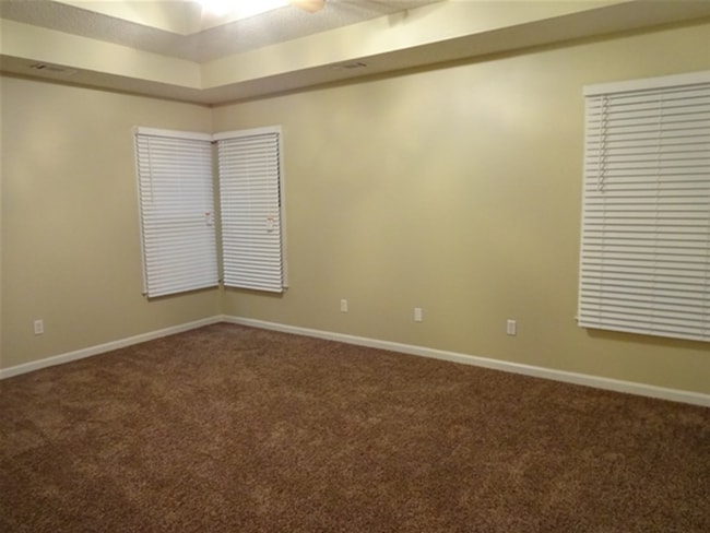 Building Photo - 285 Thornbush Ln