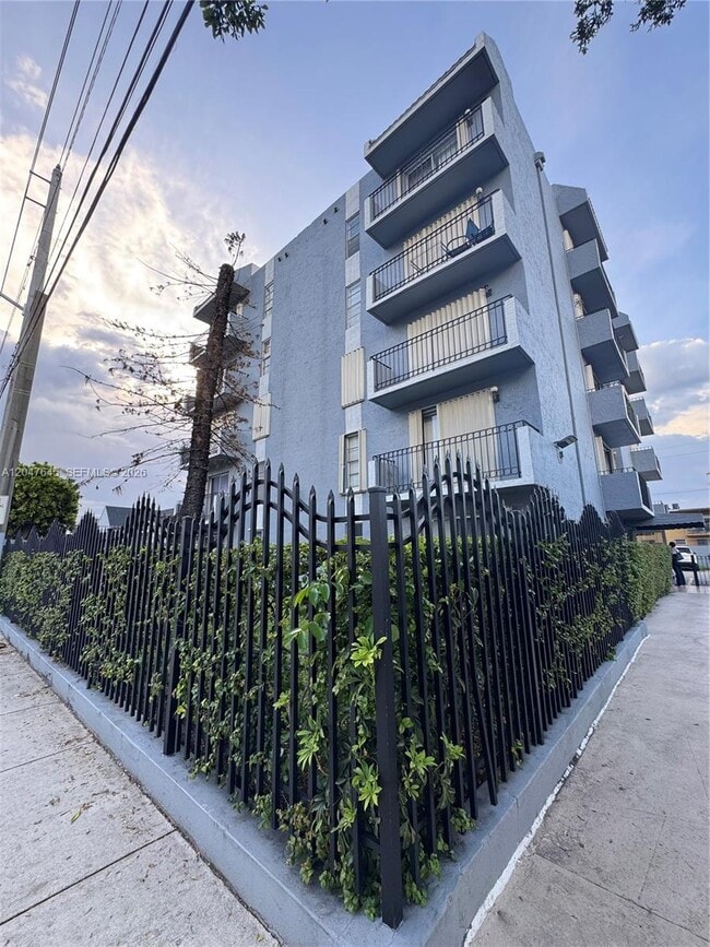 Foto del edificio - 1933 SW 7th St