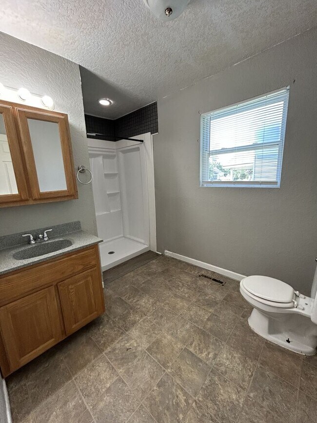Foto del edificio - Very Cute & Very Spacious!  1 Bedroom 1 Bathroom House - W/D Hookups!