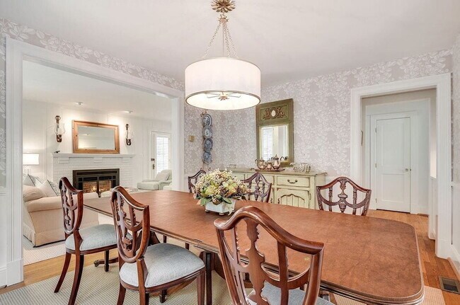 Foto del edificio - 3-Bed, 4-Bath Retreat in Chevy Chase!"
