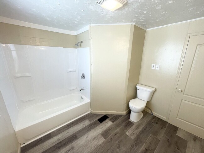 Foto del edificio - 4 bedroom HUGE attached, 2-car garage/workshop combo (has electricity