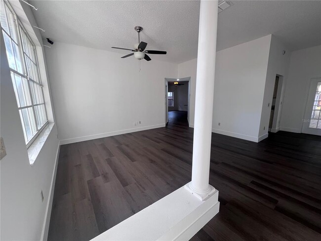 Building Photo - 9224 Sunflower Dr