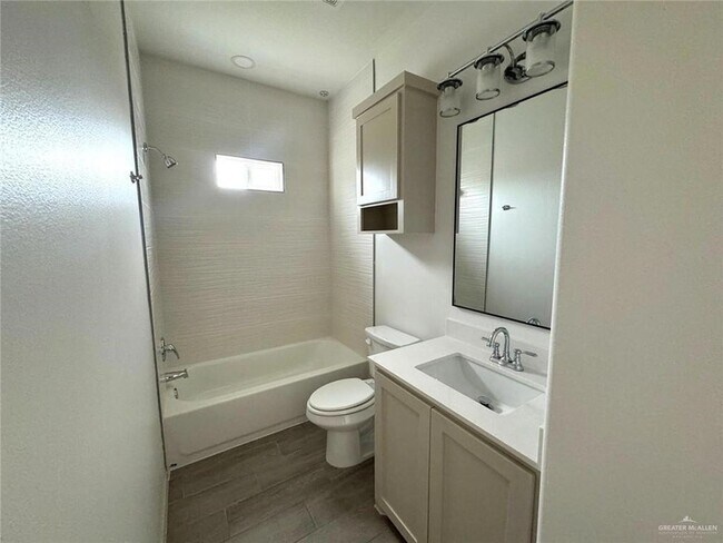 Foto del edificio - 7703 N 58th St