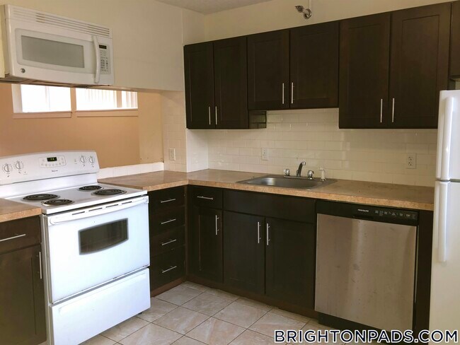 Foto del edificio - 148 N Beacon St