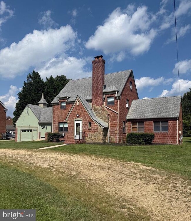Building Photo - 112 St Marys Ave