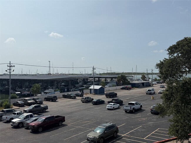 Foto del edificio - 702 N Holiday Dr