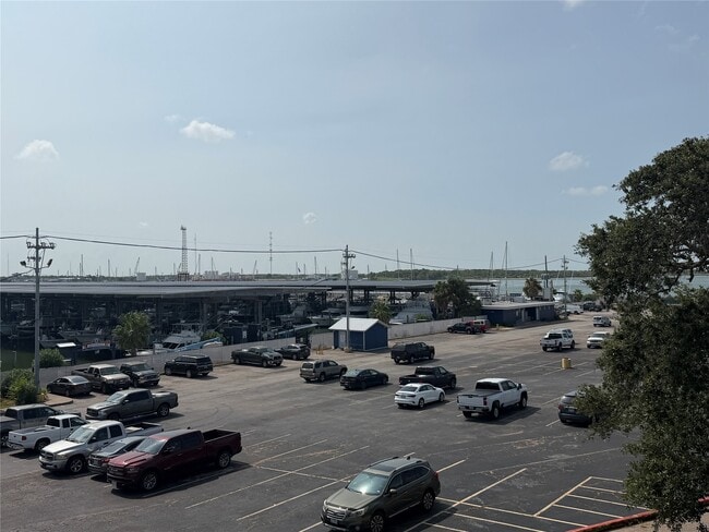 Building Photo - 702 N Holiday Dr