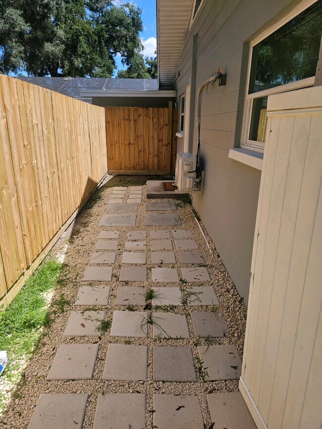 Paved walkway - 4002 Thonotosassa Rd