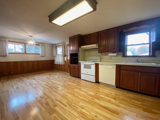 Foto del edificio - Welcome to this charming three-bedroom, tw...