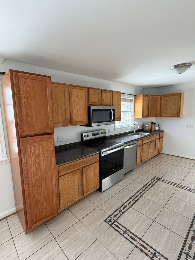 Foto del edificio - Beautiful 3BR Home with Garage, Finished Walk-Out Basement & Bonus Spaces- Beltsville, MD