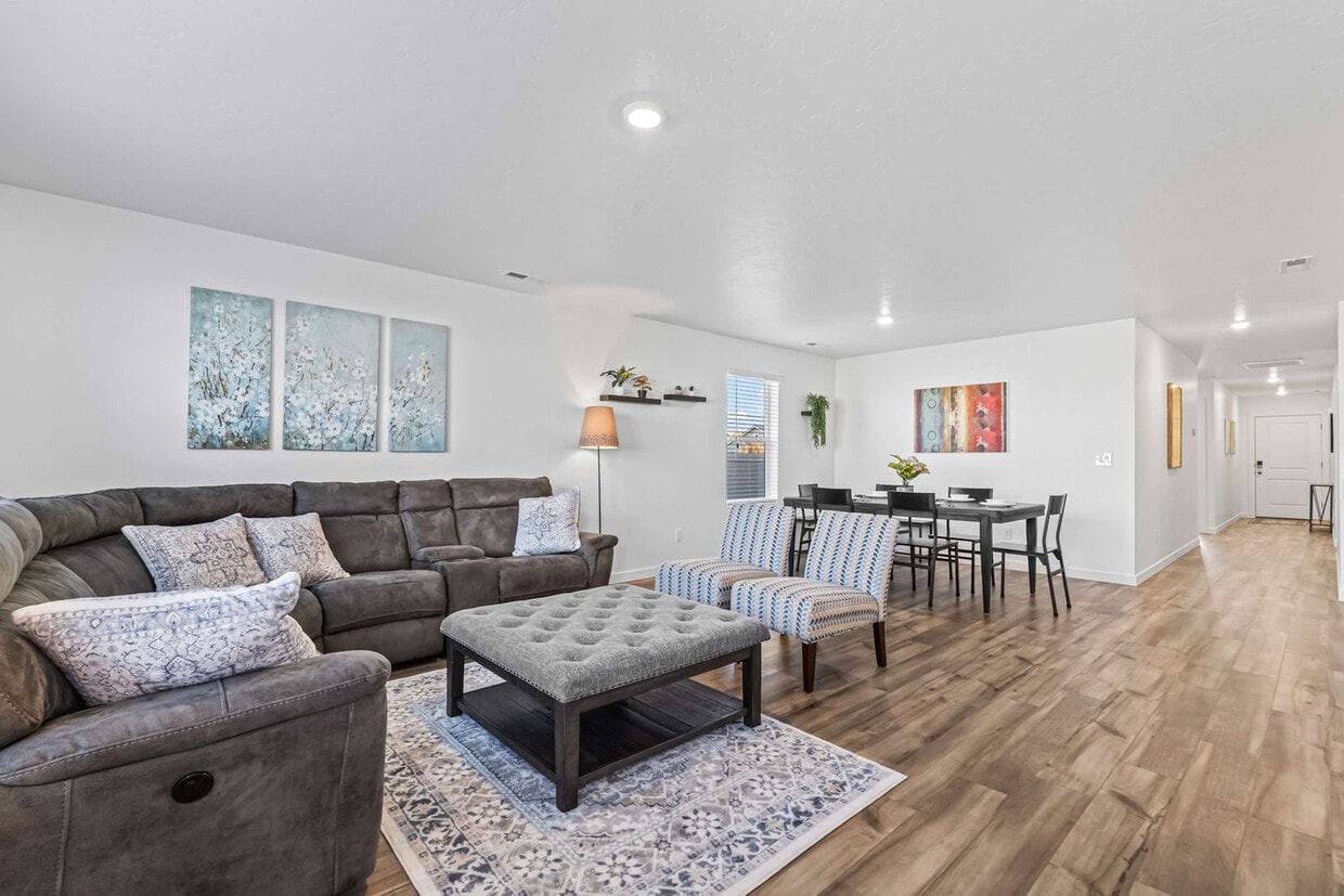 Foto principal - 8648 E Wishmore St