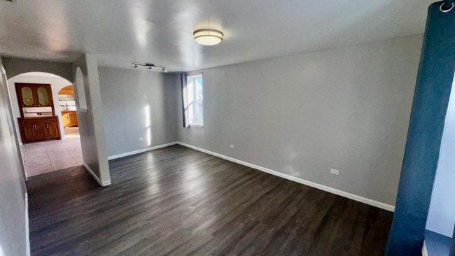 Building Photo - 1360 W Evergreen Ave