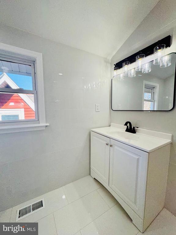 Building Photo - 552 Merchant St