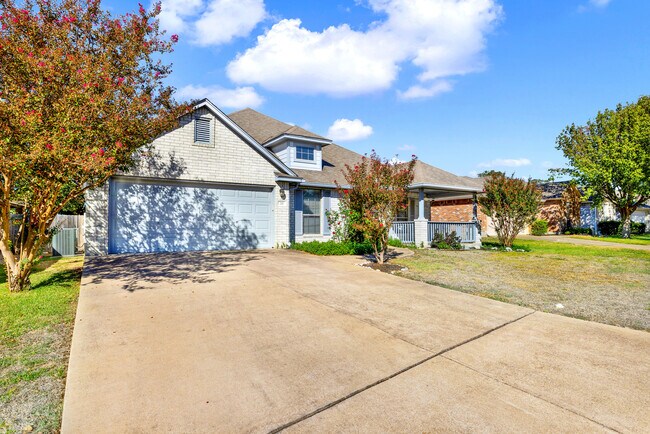 Building Photo - 211 Peach Tree Ln
