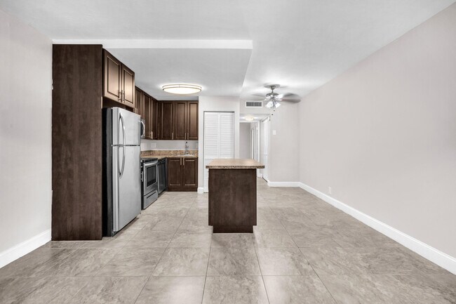 Foto del edificio - 559 NE 44th St