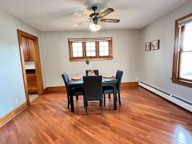 Foto del edificio - 905 S State ST - Almost 2800 Square feet