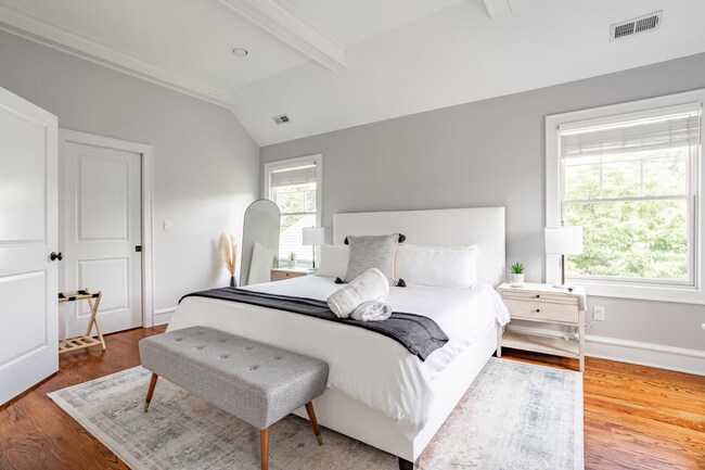 Foto del edificio - Fully Furnished Luxury Townhome | Walk to Downtown Princeton | 3 Beds | 3.5 Baths