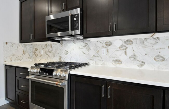 Foto del edificio - Elegant New Construction in South River Te...