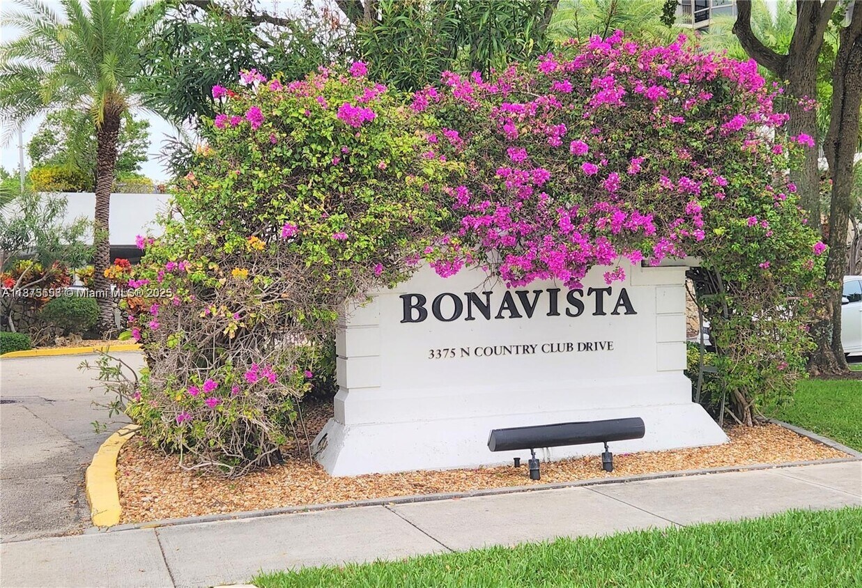 Foto principal - 3375 N Country Club Dr
