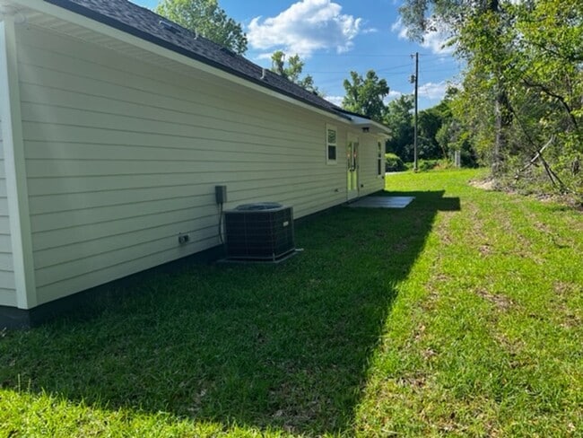 Building Photo - 3 Bedroom 2 Bath House