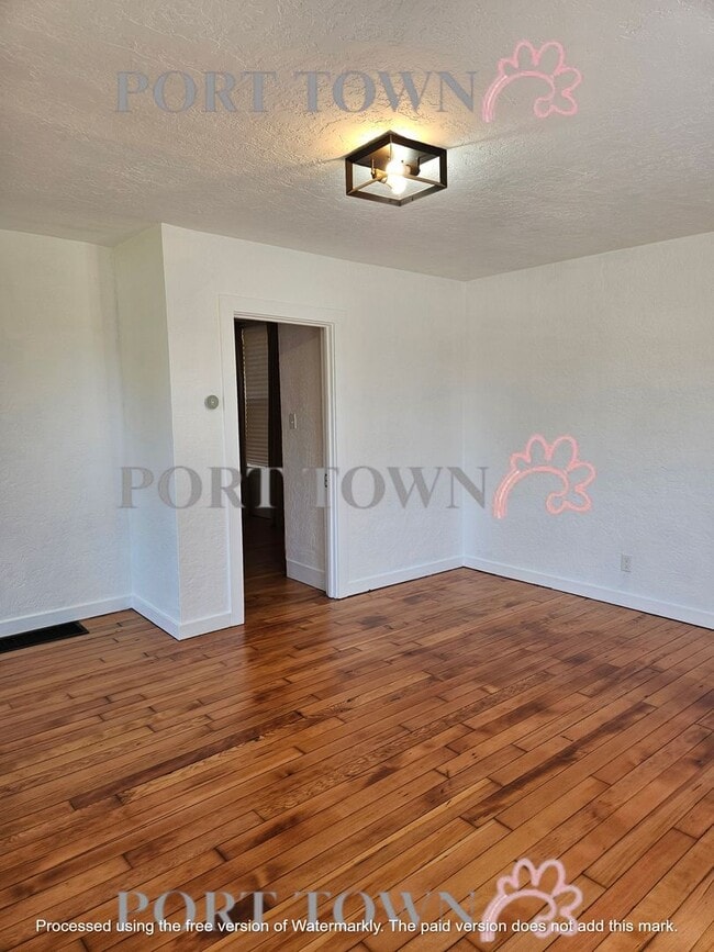 Building Photo - 1 Bed/1Bath Bottom Floor