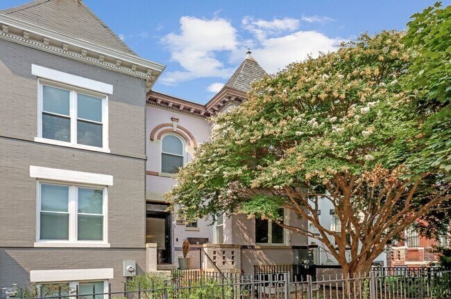Foto del edificio - 1349 Newton St NW