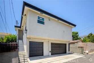 Building Photo - 842 E Cypress Ave