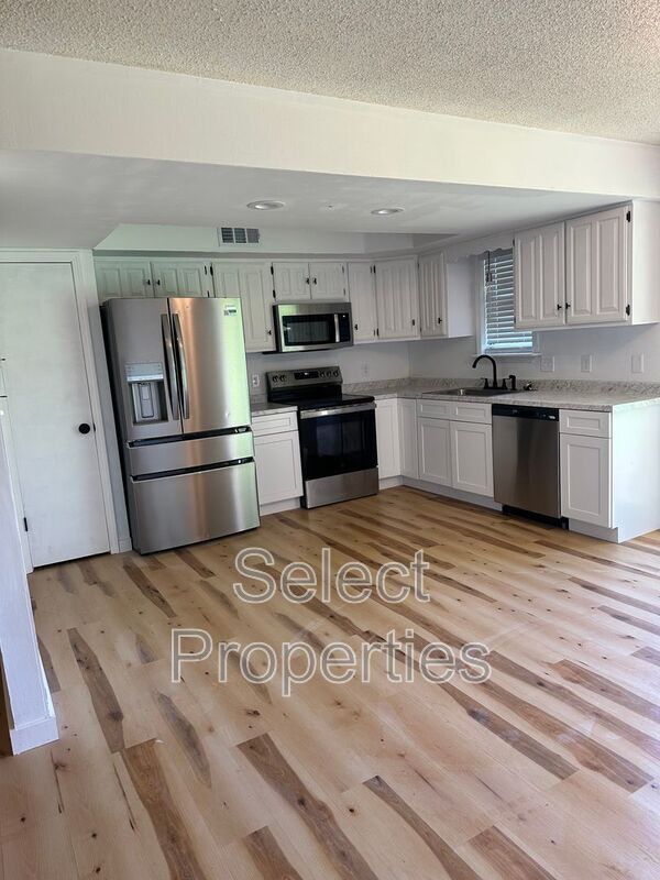 Building Photo - 220 Ada Dr