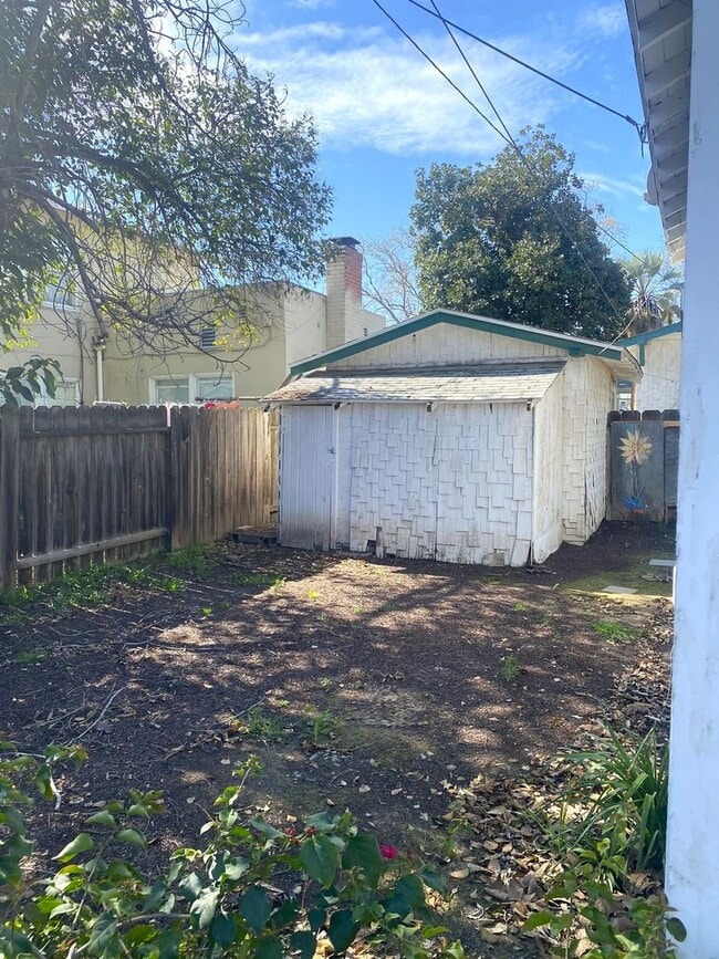 Building Photo - AVAILABLE NOW!  Adorable 2 bedroom 1 bath ...
